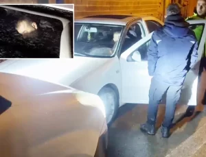 Seyir halindeyken sızan alkollü sürücüyü polis zorla uyandırdı
