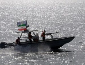 Sinema değil gerçek: İran’da kaçakçılar operasyon sırasında yakalanmamak için gemiyi ateşe vererek batırdı