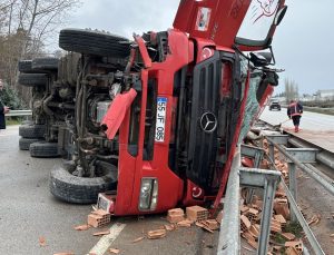 Sinop’ta tuğla yüklü kamyonun devrildiği kazada sürücü yaralandı