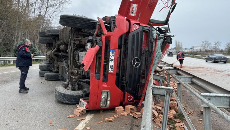 Sinop’ta tuğla yüklü kamyonun devrildiği kazada sürücü yaralandı