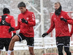 Sivasspor, kar yağışı altında Beşiktaş maçına hazırlanıyor