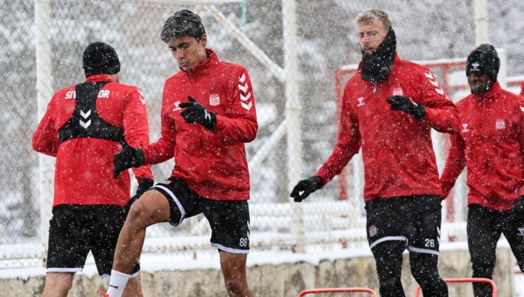 Sivasspor, kar yağışı altında Beşiktaş maçına hazırlanıyor