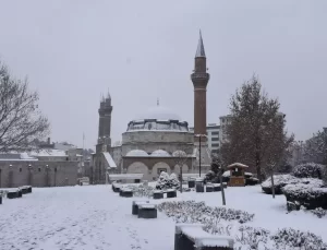 Sivas’ta Kar Yağışı 230 Yerleşim Yerini Ulaşıma Kapadı
