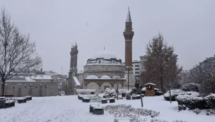 Sivas’ta Kar Yağışı 230 Yerleşim Yerini Ulaşıma Kapadı