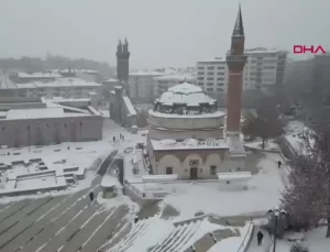 Sivas’ta Kar Yağışı Kent Merkezini Beyaza Bürüdü