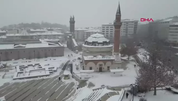 Sivas’ta Kar Yağışı Kent Merkezini Beyaza Bürüdü