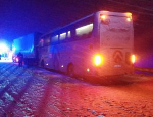 Sivas’ta yolcu otobüsü TIR’a çarptı: Çok sayıda yaralı var