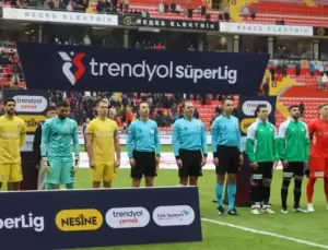 Süper Lig’de hakeme maç sonu tepkisi! Pozisyonu tabletten gösterdiler