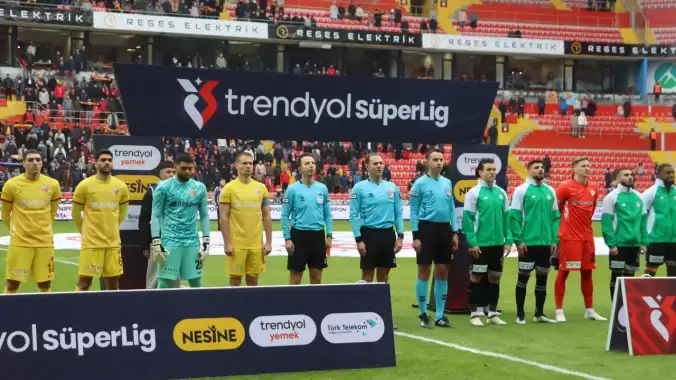 Süper Lig’de hakeme maç sonu tepkisi! Pozisyonu tabletten gösterdiler