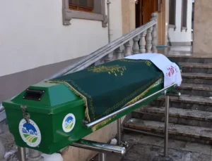 Tamir etmek istediği tırın altında kalmıştı, defnedildi