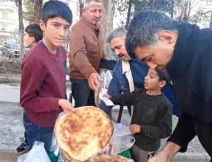 Tandır Ekmeğiyle Geçim Sağlayan Çocuklar
