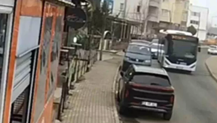 Tekirdağ’da Belediye Otobüsü Park Halindeki Araca Çarptı