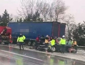 TIR’ın altına giren otomobil kağıt gibi ezildi: 1 ölü, 1’i ağır 3 yaralı