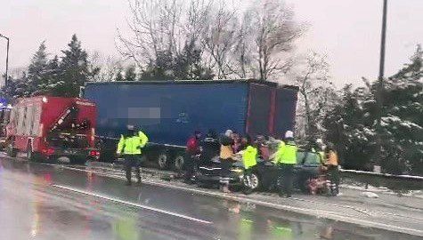 TIR’ın altına giren otomobil kağıt gibi ezildi: 1 ölü, 1’i ağır 3 yaralı