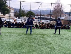 TIR’ın dorsesinden 24 kaçak göçmen çıktı!