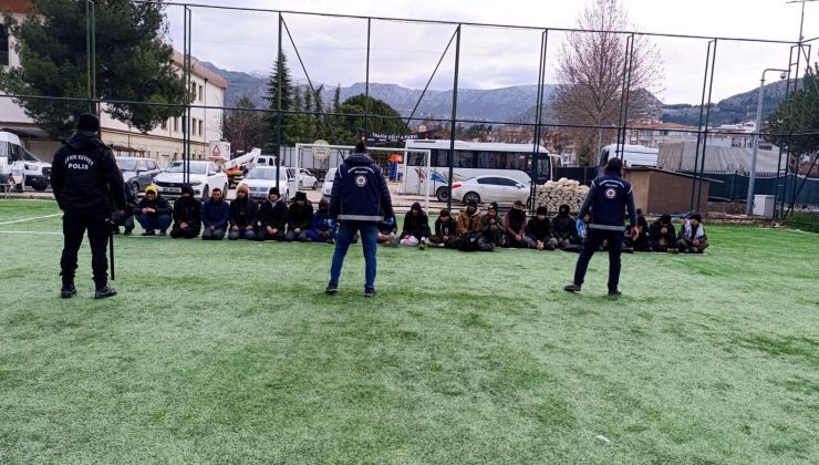 TIR’ın dorsesinden 24 kaçak göçmen çıktı!