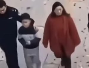 Torpil patlattı, otomobiller havada uçuştu: Küçük çocuğun yaramazlığı 28 milyon lira hasara neden oldu!