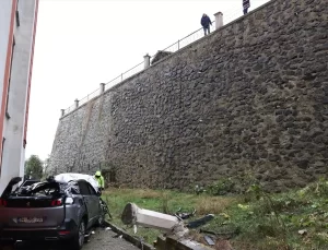 Trabzon’da Devrilen Araçta Anne ve Oğul Yaralandı