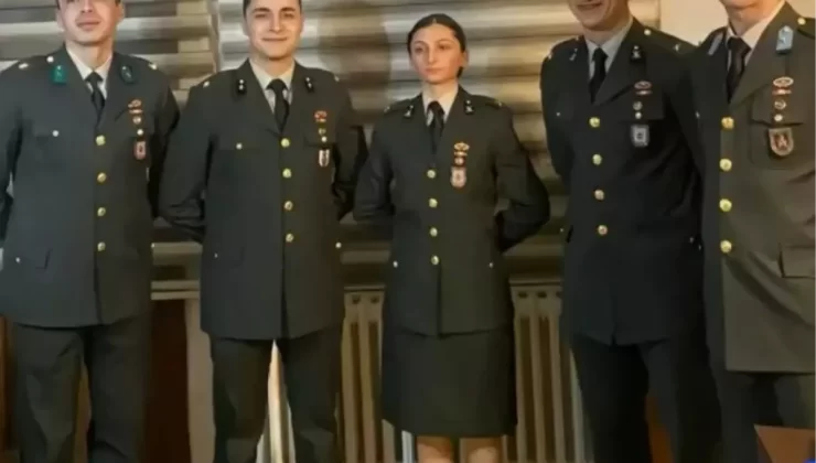 TSK’dan ihraç edilen 5 teğmen Anıtkabir’de