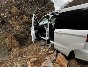Tunceli’de kayaya çarpan araçtaki bir kişi öldü, 6 kişi hastanede