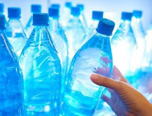 Türkiye’de de satılıyor! Ünlü su markasında mikroplastik savı: Reklamların durdurulması talep edildi