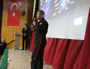 Türkiye’nin ilk astronotu Alper Gezeravcı öğrencilerle buluştu