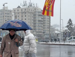 Üç gün evvel başlayan kar aralıksız sürüyor: 22 mahalleye ulaşım kapandı