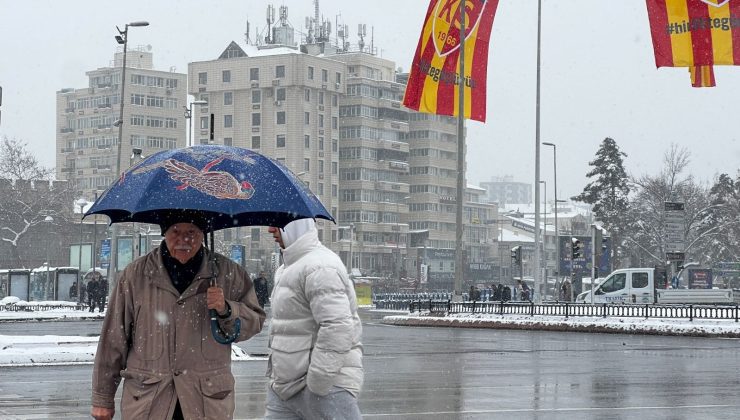 Üç gün evvel başlayan kar aralıksız sürüyor: 22 mahalleye ulaşım kapandı