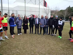 Uşak Belediye Başkanı Özkan Yalım, Uşakspor’u Antrenmanda Ziyaret Etti