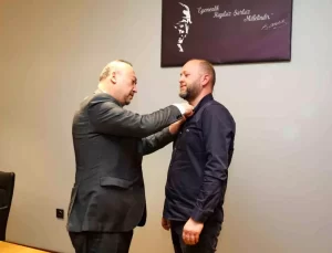 Uşak Belediye Başkanı, Rakibine CHP Rozeti Taktı