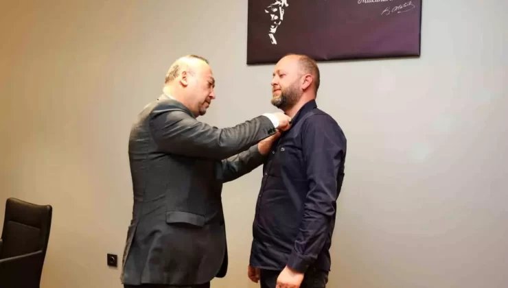 Uşak Belediye Başkanı, Rakibine CHP Rozeti Taktı