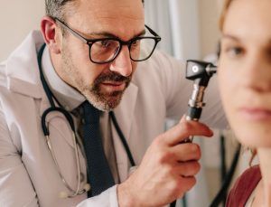 Uzmanlar “işitme kaybına yol açabilir” diyor: Herkesin yaptığı kusur kulak çınlaması nedeni