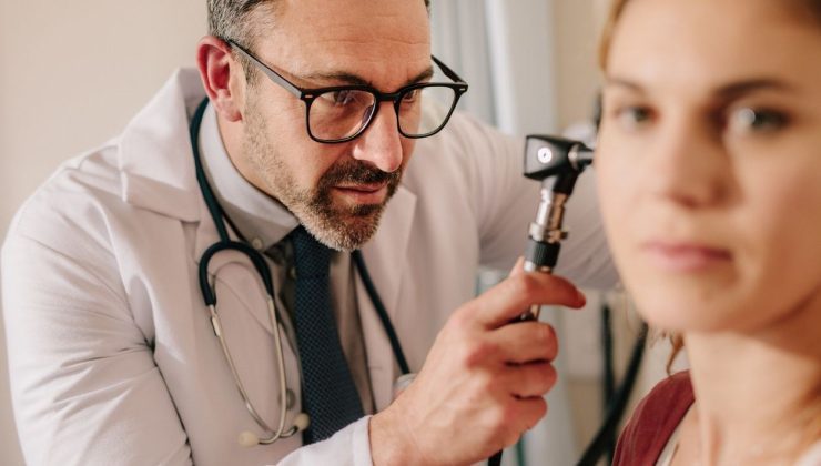 Uzmanlar “işitme kaybına yol açabilir” diyor: Herkesin yaptığı kusur kulak çınlaması nedeni