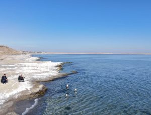 Van Gölü’nün çekilmesiyle gün yüzüne çıktı: Tarihi yapı yine gündeme geldi
