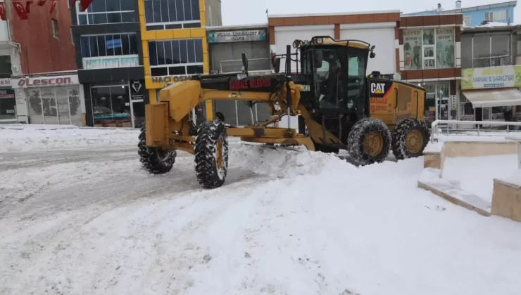 Van Kırsalında Kar Yağışı, 81 Yerleşim Yeri Ulaşıma Kapandı