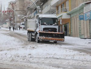 Van’da kar yağışı şiddetini arttırdı! 60 yerleşim yeri ulaşıma kapandı