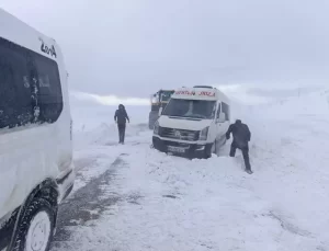 Van’da Karda Mahsur Kalan Araçlar Kurtarıldı