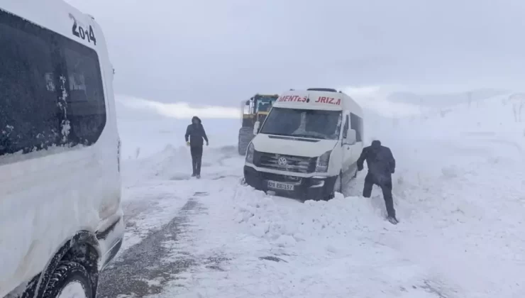 Van’da Karda Mahsur Kalan Araçlar Kurtarıldı