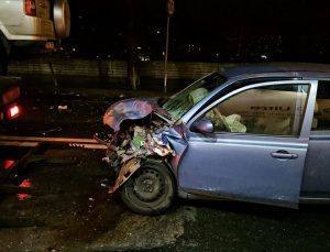 Virajı alamayan araba, ciple baş başa çarpıştı: 2 yaralı