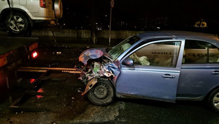 Virajı alamayan araba, ciple baş başa çarpıştı: 2 yaralı