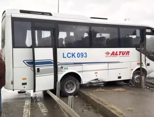 Yağışlı Havada Kontrolü Kaybeden Servis Midibüsü Bariyerlere Çarptı