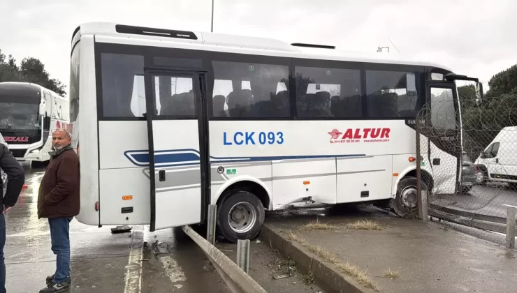 Yağışlı Havada Kontrolü Kaybeden Servis Midibüsü Bariyerlere Çarptı