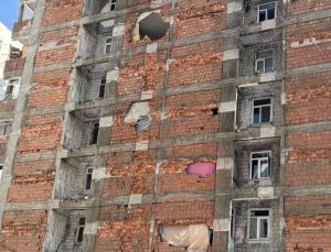 Yıkım sırasında zarar gören binada yaşamaya devam ediyorlar