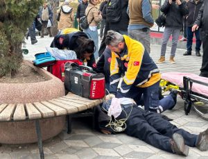 Yolda yürürken kalp krizi geçirdi, dakikalar süren kalp masajıyla hayata döndü