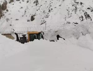 Yüksekova’da Çığ Temizlendi