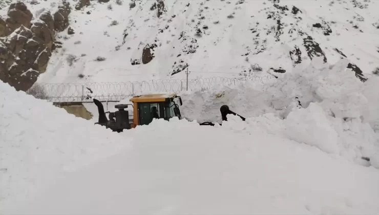 Yüksekova’da Çığ Temizlendi