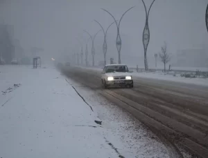 Yüksekova’da Kar ve Sis Sürücüleri Zor Durumda Bıraktı