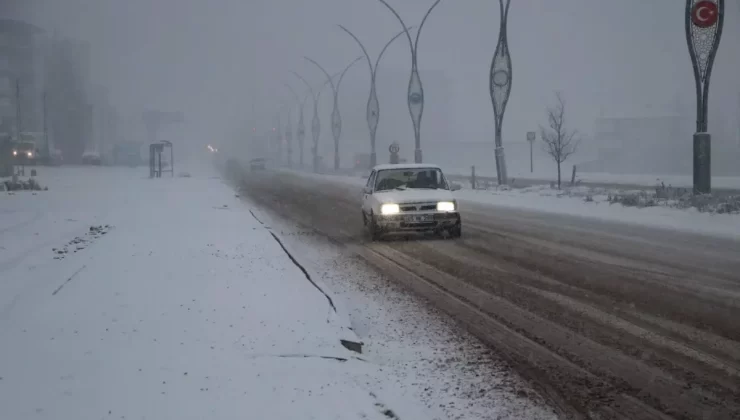 Yüksekova’da Kar ve Sis Sürücüleri Zor Durumda Bıraktı