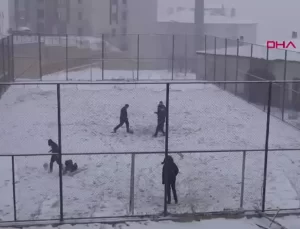 Yüksekova’da Kar Yağışı ve Sis Sürücülere Zor Anlar Yaşattı