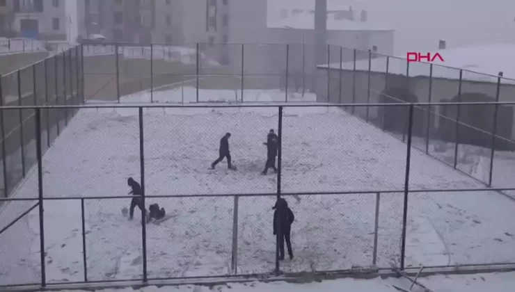 Yüksekova’da Kar Yağışı ve Sis Sürücülere Zor Anlar Yaşattı